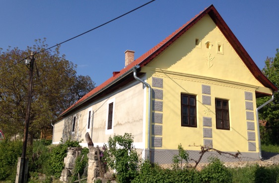 Yellow and white facade against a blue summer sky – the last remaining post office in the Sátoraljaújhely area has been completely renovated. 