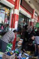  Alcune persone bisognose in un punto di distribuzione di generi alimentari e altri prodotti davanti a un supermercato in Iraq.