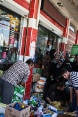 Alcune persone bisognose in un punto di distribuzione di generi alimentari e altri prodotti davanti a un supermercato in Iraq.