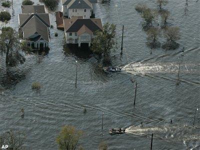 Veduta aerea dell'inondazione di un quartiere negli Stati Uniti. Alcuni abitanti si spostano in barca.