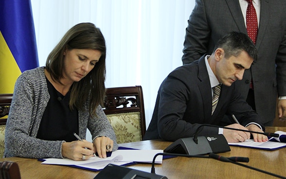 Unterzeichnung des Projektmandats zwischen dem ICAR und der Ukraine. 