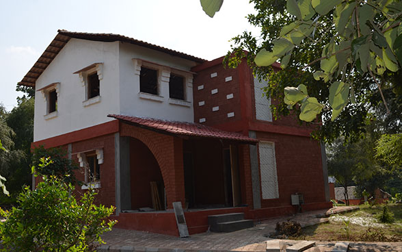 Une maison rouge dans l’État indien de l’Uttar Pradesh. 