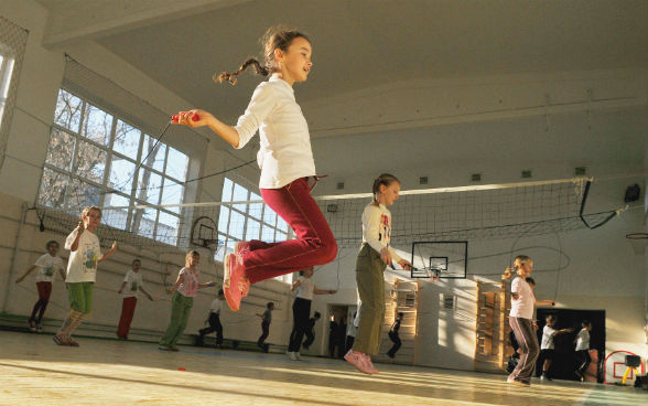 Children are skipping rope.