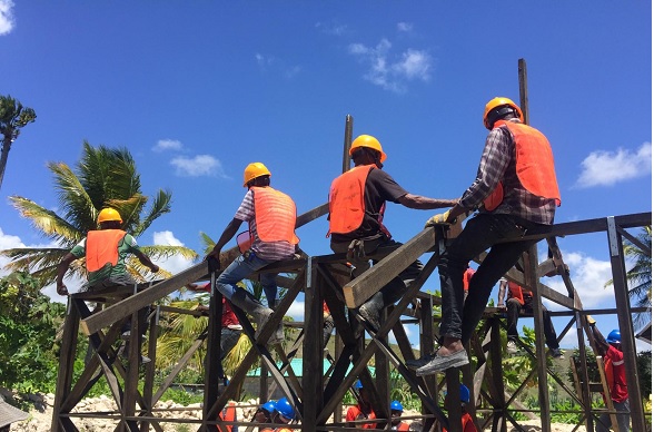 Des artisans construisent des maisons plus stables dans le sud-ouest d'Haïti, ravagé par d’importants ouragans.