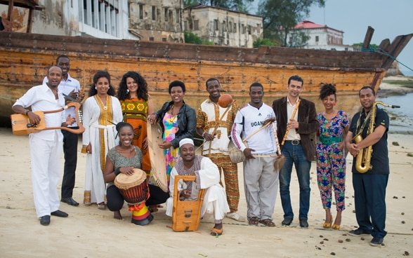 Gruppenfoto mit Musikerinnen und Musikern des Nil-Projekts.