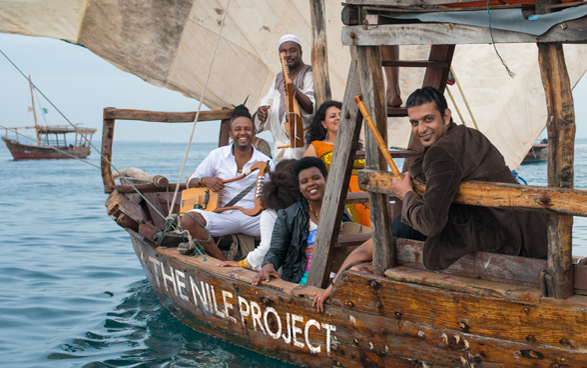 Musikerinnen und Musiker des Nil-Projekts in einem Boot.