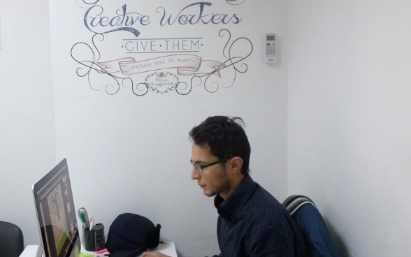Khaled Ben Salem, 25 años, trabajando frente a su ordenador