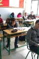 Ein Klassenzimmer mit Schülerinnen und Schülern.