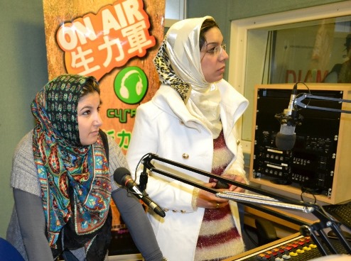 Zwei Journalistinnen in einem Radio Studio 