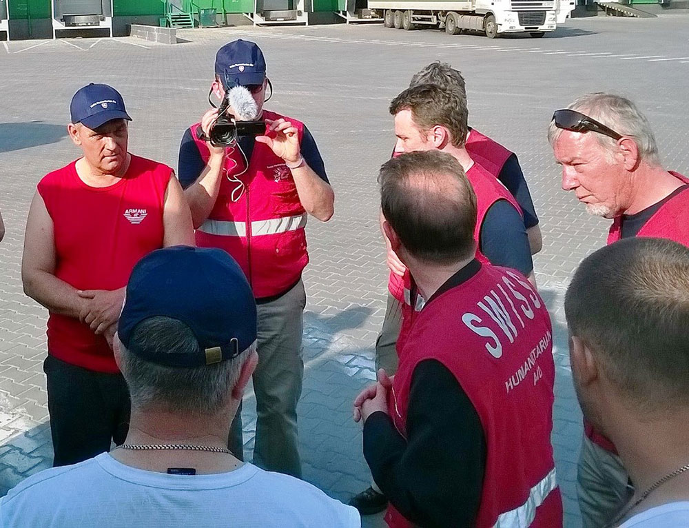 Un membro del gruppo filma i colleghi del CSA durante una missione in Ucraina. 
