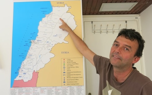 Thierry Broglie vor einer Landkarte des Libanon.