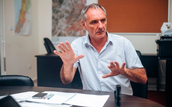Ueli Salzmann im DEZA-Büro in Kobayat, Nordlibanon.