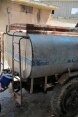 Ein kleines Mädchen, das zu den intern Vertriebenen zählt, holt Wasser bei einem Wassertankwagen des IKRK in der Ortschaft Talbiseh, am Rand von Homs.