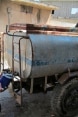 Una bambina si rifornisce di acqua potabile all’autocisterna del CICR nella località di Talbiseh, alla periferia di Homs.