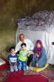 Eine syrische Familie in ihrer temporären Unterkunft bei einer libanesischen Familie im Dorf Kfartoun im District Akkar an der libanesischen Grenze zu Syrien.