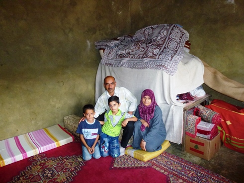 Eine syrische Familie in ihrer temporären Unterkunft bei einer libanesischen Familie im Dorf Kfartoun im District Akkar an der libanesischen Grenze zu Syrien.