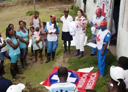 Une vingtaine de Colombiens écoutent des représentants du CICR.