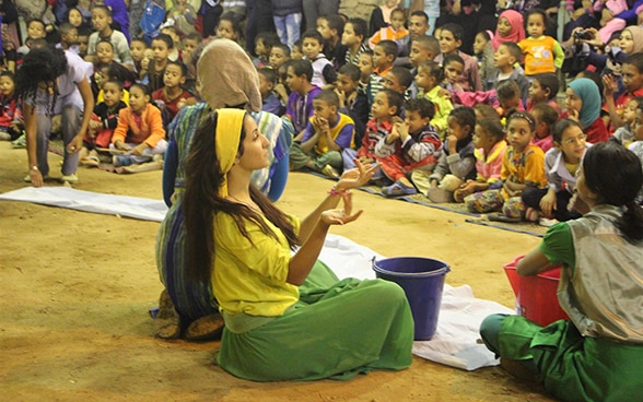 Une femme joue une pièce de théâtre sur le thème de l’eau devant une classe d’enfants, dans la ville égyptienne d’Assouan.