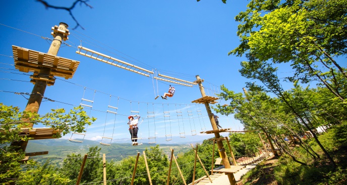 Dank der Unterstützung der DEZA können die Tourismusanbieter, hier ein Seilpark in Peja, ihr Angebot erweitern.