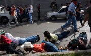 Sostenitori del presidente destituito Jose Manuel Zelaya sotto gli spari dell'esercito honduregno nel 2009