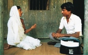 Un homme et une femme en pleine discussion dans un groupe de travail sur les questions de genre au Bangladesh