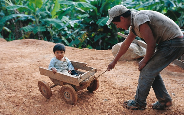 Père jouant avec son enfant en Bolivie