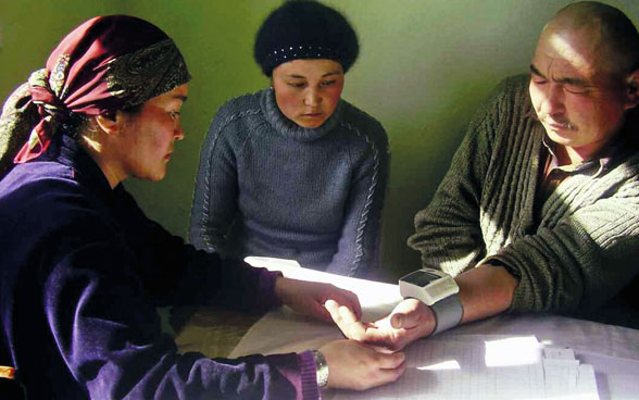 Nel quadro del progetto «Community Action for Health» realizzato in Kirghizistan, i volontari spiegano agli abitanti dei villaggi quali sono gli stili di vita sani. 