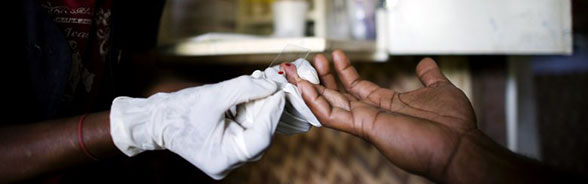 Prelievo di sangue su un paziente in Papua Nuova Guinea