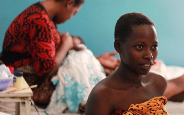 Deux Tanzaniennes et un nourrisson dans un hôpital.