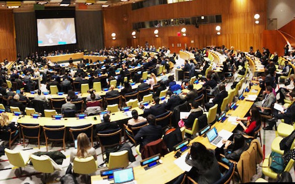 Sala conferenze gremita di rappresentanti dei Paesi di tutto il mondo.