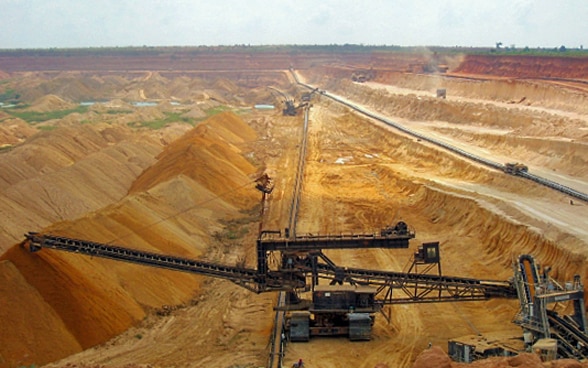 Vista de una gran mina en Togo, donde se extrae fosfato en una explotación a cielo abierto.