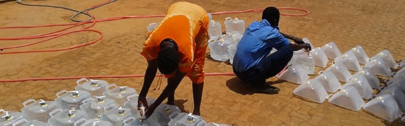 Personen holen Wasser bei einer Zisterne im Südsudan.