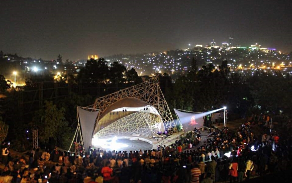 Das Genocide Memorial Centre in Kigali während des Ubumuntu Arts Festival bei Nacht, wo die Aufführungen unter freiem Himmel stattfinden. 