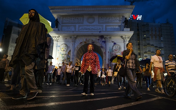 Menschen marschieren durch das Zentrum von Skopje