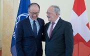 Weltbank-Präsident Jim Yong Kim und Bundesrat Johann N. Schneider-Amman am 25-Jahre-Jubiläum des Schweizer Beitritts zur Weltbank im August 2017 in Bern.