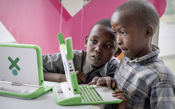 Des écoliers rwandais travaillent sur des ordinateurs.