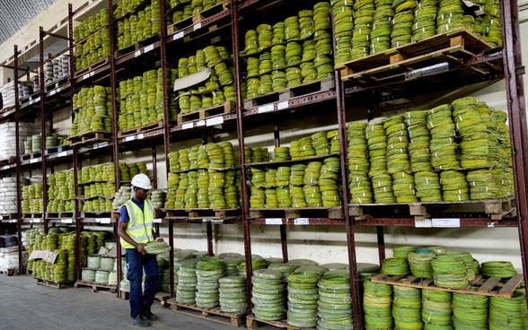 Ghanese bei der Arbeit in einem Materiallager