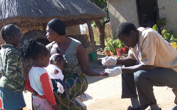 Una famiglia africana durante un test rapido per la malaria. 