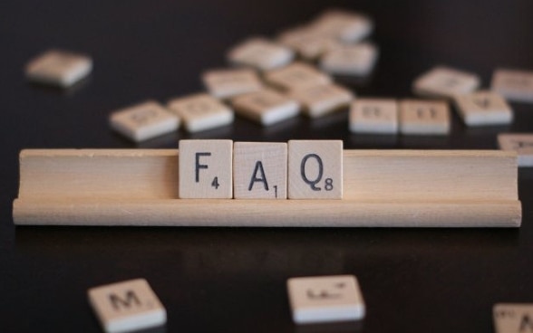 Image-symbole: lettres du scrabble formant le mot FAQ.