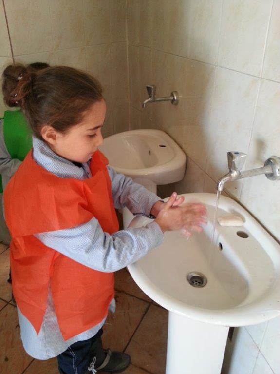 Dos niñas lavándose las manos en los nuevos lavabos.