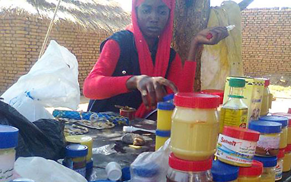 Honig und Nebenprodukte sind auf einem Verkaufsstand in Darfur im Sudan aufgereiht.