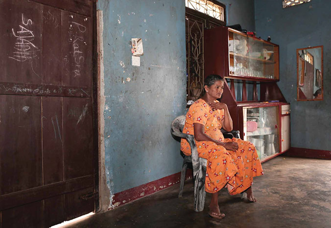 Kanageswari Chandrasegaram si è trovata sola con quattro figli a carico dopo la morte del marito a causa dello tsunami del 2004. Oggi, due di loro abitano ancora con lei. Uno dei figli ha dovuto smettere di andare a scuola per cercarsi un lavoro e procurare da mangiare alla famiglia. © R.H. Samarakone/DSC