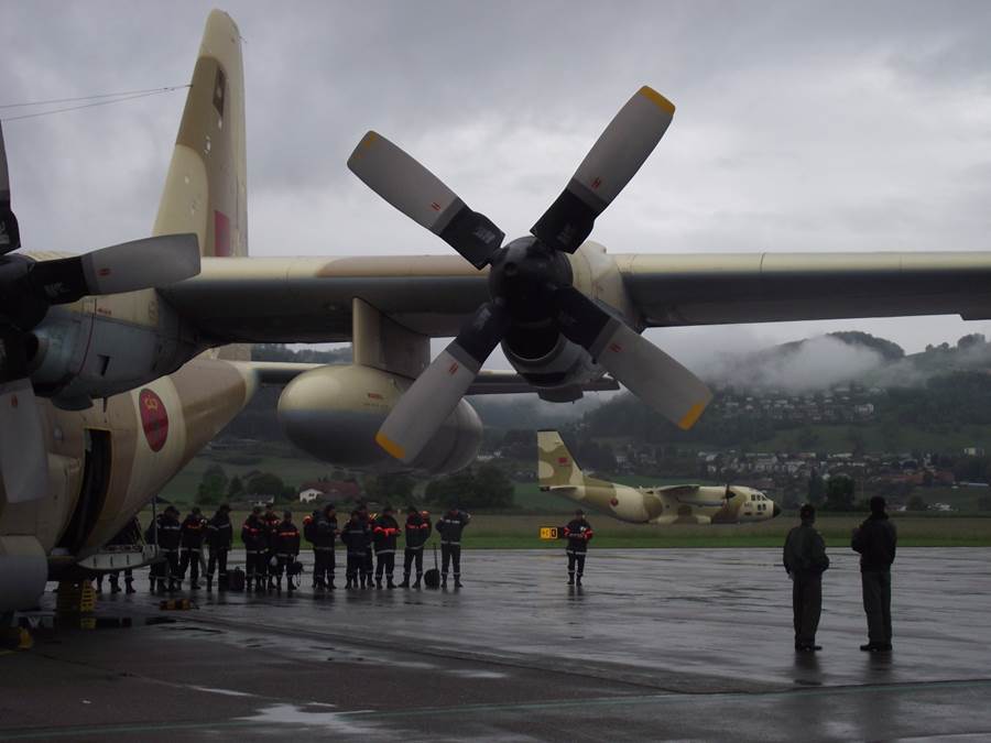 deux avions de l’armée marocaine sur le tarmac de l’aéroport de Berne avec des sauveteurs qui préparent leurs affaires. 