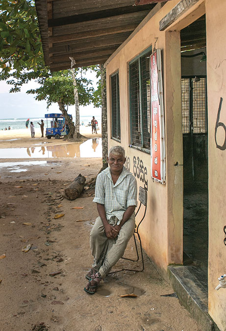 Nel 2004, Ranjani Samarawickrema, che non ha mai saputo nuotare, è stato salvato dalla moglie. Ora che il mare si è calmato, affitta alcune camere della sua casa risistemata a vacanzieri di passaggio nella regione. © R.H. Samarakone/DSC