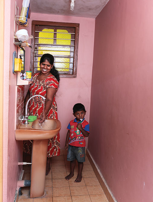 Dans la famille Saravanabawan, un garçon est né en 2010. Sans effacer le souvenir de son grand-frère, emporté par le tsunami en 2004, il fait la fierté de la famille. Il distraie aussi ses parents tenanciers d’un petit commerce dans la ville de Trincomalee quand trop de dettes s’accumulent. © R.H. Samarakone/DDC