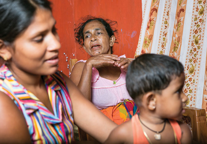 Rani Upananda (al centro) ha avuto la fortuna di non perdere né il marito né il figlio il 26 dicembre 2004, anche se entrambi quel giorno erano in mare. Oggi, i due uomini continuano a pescare al largo. © R.H. Samarakone/DSC