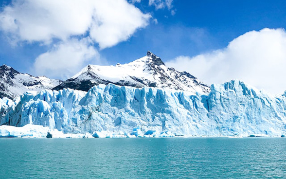 Auf dem Bild sieht man einen Gletscher, der von Wasser umgeben ist.