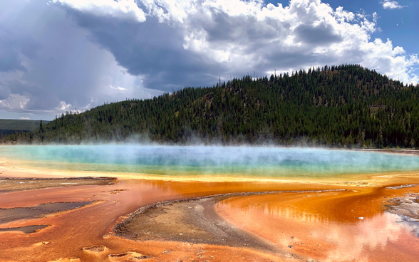  L'immagine mostra una sorgente geotermica, simbolo del Parco Nazionale di Yellowstone.