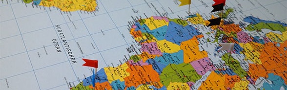 Mappa del mondo con piccole bandiere