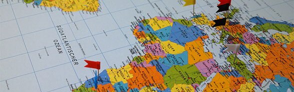 Mappa del mondo con piccole bandiere